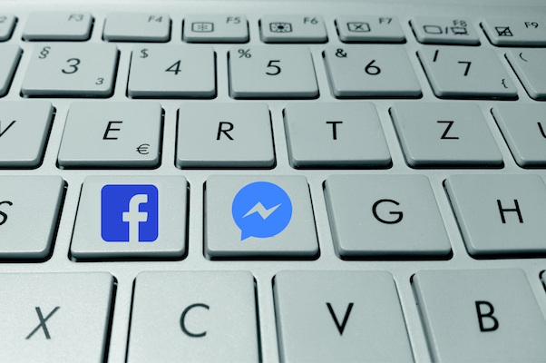 keyboard showing Facebook and messenger icons